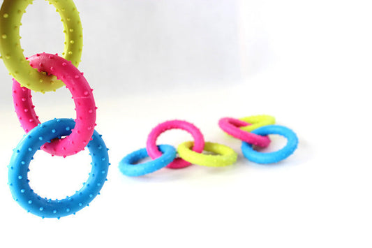 Bissfestes Backenzahnspielzeug aus Gummi mit drei Ketten für Hunde